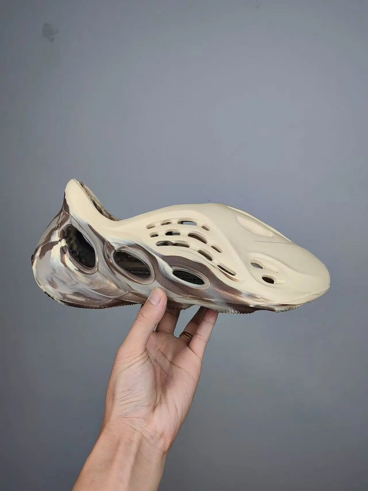 White Brown (GX8774)